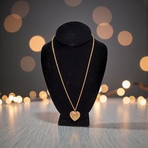 10 /$10 ♥️Elegant Gold Heart Pendant Necklace♥️ it opens